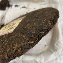 Load image into Gallery viewer, 2014 DaYi Hong Yu (Red Jade) Cake 357g Puerh Shou Cha Ripe Tea - photo 5