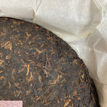Load image into Gallery viewer, 2014 DaYi Hong Yu (Red Jade) Cake 357g Puerh Shou Cha Ripe Tea - photo 6
