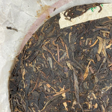 Load image into Gallery viewer, 2014 XiaGuan Lv Da Shu (Big Green Tree - Tea EXPO 2014) Cake 357g Puerh Sheng Ch - photo 9
