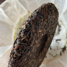 Load image into Gallery viewer, 2015 XiaGuan Yi Wu Zhi Chun (Spring of Yiwu) Cake 357g Puerh Sheng Cha Raw Tea - photo 12