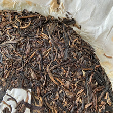 Load image into Gallery viewer, 2015 XiaGuan Yi Wu Zhi Chun (Spring of Yiwu) Cake 357g Puerh Sheng Cha Raw Tea - photo 8