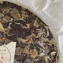 Load image into Gallery viewer, 2017 YueTai Lao Bai Cha - Bai Mu Dan (Aged White Tea - White Peony) Cake 300g Fu - photo 10