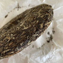 Load image into Gallery viewer, 2017 YueTai Lao Bai Cha - Bai Mu Dan (Aged White Tea - White Peony) Cake 300g Fu - photo 6