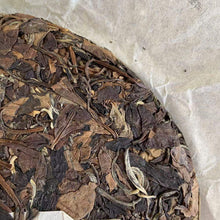 Load image into Gallery viewer, 2017 YueTai Lao Bai Cha - Shou Mei (Old White Tea - Shoumei ) Cake 350g Fuding B - photo 10