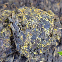Load image into Gallery viewer, 2018 CNNP Liu Bao "Da Shu Jin Hua Zhuan - Te Ji" (Big Tree Golden Flower Brick - Supre Grade - Aged from 2016) Liu Pao, 1000g/Brick Dark Tea,  Wuzhou, Guangxi - King Tea Mall - photo 5
