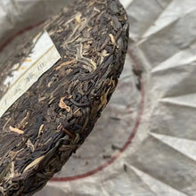 Load image into Gallery viewer, 2020 QianYun Ban Zhang Wu Zhai (5 Villages of Banzhang region) Cake 357g Puerh R - photo 5