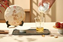 Load image into Gallery viewer, 2022 DaYi Nan Guo Qiu Yun (Southern Autumn Charm) Cake 357g Puerh Sheng Cha Raw  - photo 5