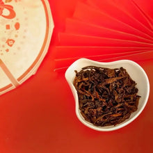 Load image into Gallery viewer, 2024 DaYi "Da Yi Hong Yun" (TAE Red Charm) 357g Cake Puerh Shou Cha Ripe Tea, 1st Batch - King Tea Mall - photo 4