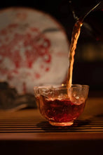 Load image into Gallery viewer, 2024 DaYi "Da Yi Hong Yun" (TAE Red Charm) 357g Cake Puerh Shou Cha Ripe Tea, 1st Batch - King Tea Mall - photo 5