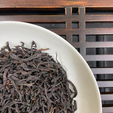 Load image into Gallery viewer, From the mist-shrouded peaks of Wu Dong Mountain, the historic heart of Phoenix Single Bush in Chaozhou, Guangdong, comes one of the most sought-after DanCong lots of the 2024 spring harvest: “Dong Fang Hong” – Eastern Red.

Grown at 1,100–1,250 m altitude on ancient, wild-arbor tea trees (some exceeding 100 years), this S+ grade selection is hand-picked in mid-April from the celebrated “MiLan Xiang” (Honey-Orchid Fragrance) cultivar lineage. Only the finest one-bud-two-leaf sets are chosen, ensuring extrao