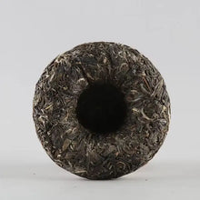 Laden Sie das Bild in den Galerie-Viewer, 2024 XiaGuan "Lan Yin" (Blue Mark - Banzhang + Yiwu + Bingdao + Xigui + Yanzitou + Jingmai) 250g Puerh Sheng Cha Raw Tea - King Tea Mall - photo 4