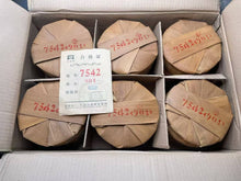 Load image into Gallery viewer, 2009 DaYi &quot;7542&quot; Cake 357g Puerh Sheng Cha Raw Tea (Batch 901)