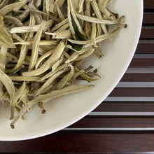 Load image into Gallery viewer, 2025 Early Spring White Tea Da Bai Ya - Yue Guang Bai (Giant White Bud - Moonlig - photo 5