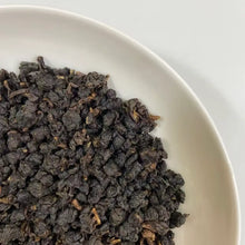 Load image into Gallery viewer, Appearance Tight, neatly curled dark-brown tea threads with a lustrous, slightly reddish sheen. The dry leaves release an inviting natural fragrance the moment the bag is opened.

Liquor Bright, clear amber with a reddish-golden glow.

Aroma &amp; Flavor Rich honey-like sweetness layered with ripe fruit (stone fruit, longan) and delicate floral notes. The taste is smooth and full-bodied, naturally sweet, with minimal bitterness and a pleasant, mouth-watering quality. It produces abundant saliva and delivers