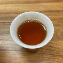 Load image into Gallery viewer, Appearance Tight, neatly curled dark-brown tea threads with a lustrous, slightly reddish sheen. The dry leaves release an inviting natural fragrance the moment the bag is opened.

Liquor Bright, clear amber with a reddish-golden glow.

Aroma &amp; Flavor Rich honey-like sweetness layered with ripe fruit (stone fruit, longan) and delicate floral notes. The taste is smooth and full-bodied, naturally sweet, with minimal bitterness and a pleasant, mouth-watering quality. It produces abundant saliva and delivers