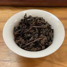 Load image into Gallery viewer, Appearance Tight, neatly curled dark-brown tea threads with a lustrous, slightly reddish sheen. The dry leaves release an inviting natural fragrance the moment the bag is opened.

Liquor Bright, clear amber with a reddish-golden glow.

Aroma &amp; Flavor Rich honey-like sweetness layered with ripe fruit (stone fruit, longan) and delicate floral notes. The taste is smooth and full-bodied, naturally sweet, with minimal bitterness and a pleasant, mouth-watering quality. It produces abundant saliva and delivers