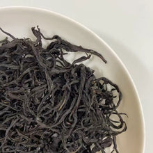 Load image into Gallery viewer, Appearance Tightly and black, large tea threads. Dry leaves release an intense natural aroma of cinnamon, rose petals, and cool mint even before brewing.

Liquor Vivid ruby-red with jewel-like transparency and brightness.

Aroma &amp; Taste Profile

Signature “Taiwan Red Trilogy”: cinnamon warmth + damask rose + refreshing mint coolness
Pronounced honey and ripe stone-fruit sweetness
Zero astringency, silky-smooth body
Powerful, long-lasting sweet aftertaste (hui gan) and a cooling sensation that reaches de