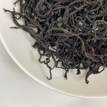 Load image into Gallery viewer, Appearance Tightly and black, large tea threads. Dry leaves release an intense natural aroma of cinnamon, rose petals, and cool mint even before brewing.

Liquor Vivid ruby-red with jewel-like transparency and brightness.

Aroma &amp; Taste Profile

Signature “Taiwan Red Trilogy”: cinnamon warmth + damask rose + refreshing mint coolness
Pronounced honey and ripe stone-fruit sweetness
Zero astringency, silky-smooth body
Powerful, long-lasting sweet aftertaste (hui gan) and a cooling sensation that reaches de