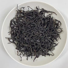 Load image into Gallery viewer, Appearance Tightly and black, large tea threads. Dry leaves release an intense natural aroma of cinnamon, rose petals, and cool mint even before brewing.

Liquor Vivid ruby-red with jewel-like transparency and brightness.

Aroma &amp; Taste Profile

Signature “Taiwan Red Trilogy”: cinnamon warmth + damask rose + refreshing mint coolness
Pronounced honey and ripe stone-fruit sweetness
Zero astringency, silky-smooth body
Powerful, long-lasting sweet aftertaste (hui gan) and a cooling sensation that reaches de