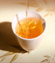 Laden Sie das Bild in den Galerie-Viewer, 2025 XiaGuan "Qiao Mu · Lao Bai Cha" (Arbor · 3yr Aged White Tea) Square Brick 160g Bai Cha White Tea - King Tea Mall - photo 3