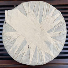 將圖片載入圖庫檢視器 2004 LiMing &quot;Ban Zhang - Gu Qiao Mu&quot; (Banzhang - Ancient Arbor Tree) Cake 357g Puerh Raw Tea Sheng Cha