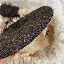 Load image into Gallery viewer, 2003 LiuDaChaShan &quot;Zi Yin&quot; (Purple Mark) Cake 357g Puerh Raw Tea Sheng Cha