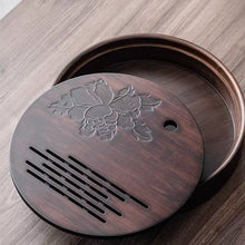 Load image into Gallery viewer, Product Name: Round Tea Tray

Material: Bamboo + Laminate Board Base

Size:

Small : Diameter 25 * Height 5 cm

Medium: Diameter 29 * Height 5 cm

Large : Diameter 38 * Height 5 cm



This Round Tea Tray is an exquisite piece of craftsmanship, designed for the ritual of Gongfu tea, a traditional Chinese method of tea preparation that focuses on the aesthetic presentation and sharing. The tray is constructed from high-quality bamboo, a material revered for its durability and natural beauty.

The surface of t