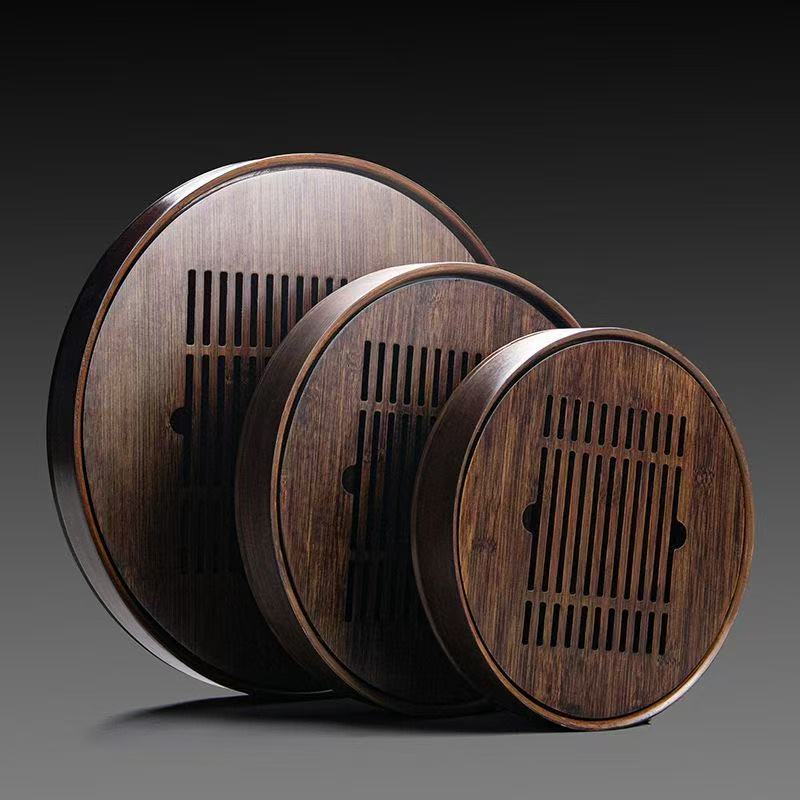 Product Name: Round Tea Tray

Material: Bamboo + Laminate Board Base

Size:

Small : Diameter 25 * Height 5 cm

Medium: Diameter 29 * Height 5 cm

Large : Diameter 38 * Height 5 cm



This Round Tea Tray is an exquisite piece of craftsmanship, designed for the ritual of Gongfu tea, a traditional Chinese method of tea preparation that focuses on the aesthetic presentation and sharing. The tray is constructed from high-quality bamboo, a material revered for its durability and natural beauty.

The surface of t