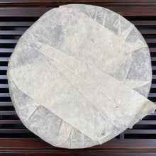 將圖片載入圖庫檢視器 2004 LiMing "Nan Huo Shan - Gu Qiao Mu" (Nannuo Mountain - Old Arbor Tree) Cake 357g Puerh Raw Tea Sheng Cha