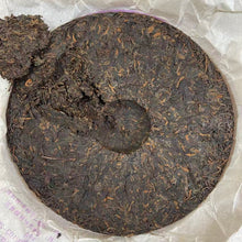Load image into Gallery viewer, 2007 LaoManEr "Ban Zhang - Gao Ji" (Banzhang - Premium) 357g Puerh Ripe Tea Shou / Shu Cha