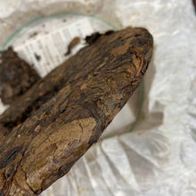 Load image into Gallery viewer, 2007 MengXin "Qian Nian Chang Ning - Huang Pian" (Millennium Changning - Yellow Leaf) Cake 400g Puerh Sheng Cha Raw Tea