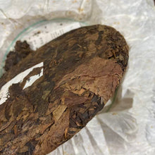 Load image into Gallery viewer, 2007 MengXin "Qian Nian Chang Ning - Huang Pian" (Millennium Changning - Yellow Leaf) Cake 400g Puerh Sheng Cha Raw Tea