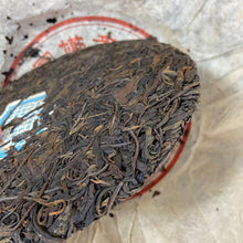 Load image into Gallery viewer, 2005 ChenYunHao "Yi Wu Zheng Shan - Lao Shu Cha" (Yiwu Mountain - Old Tree - Wet Storage) Cake 357g Puerh Raw Tea Sheng Cha