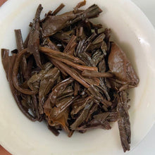 Load image into Gallery viewer, 2005 ChenYunHao "Yi Wu Zheng Shan - Lao Shu Cha" (Yiwu Mountain - Old Tree - Wet Storage) Cake 357g Puerh Raw Tea Sheng Cha
