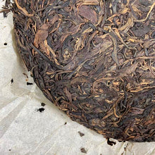 Load image into Gallery viewer, 2005 LvBao "Cha Ma Gu Dao - Ye Sheng Qiao Mu" (The Ancient Tea Horse Road - Wild Arbor Tree - SiMao / Pu'Er Region) Cake 400g Puerh Raw Tea Sheng Cha