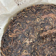Load image into Gallery viewer, 2005 LvBao "Cha Ma Gu Dao - Ye Sheng Qiao Mu" (The Ancient Tea Horse Road - Wild Arbor Tree - SiMao / Pu'Er Region) Cake 400g Puerh Raw Tea Sheng Cha