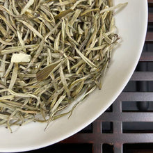 Laden Sie das Bild in den Galerie-Viewer, 2026 Green Tea "Mo Li Hua Cha - Bai Xue Gong Zhu" (Jasmine Flower - Snow White) A++++ Grade, Loose Leaf, Hua Cha.