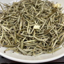 Laden Sie das Bild in den Galerie-Viewer, 2026 Green Tea "Mo Li Hua Cha - Bai Xue Gong Zhu" (Jasmine Flower - Snow White) A++++ Grade, Loose Leaf, Hua Cha.