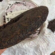 Load image into Gallery viewer, 2007 DaYi "Hou Pu Bing" (Thick Puer Cake) 500g Puerh Shou Cha Ripe Tea
