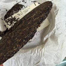 Load image into Gallery viewer, 2009 DaYi "Yue Chen Yue Xiang" (The Older The Better) Cake 357g Puerh Sheng Cha Raw Tea