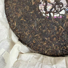 Load image into Gallery viewer, 2009 DaYi "Yue Chen Yue Xiang" (The Older The Better) Cake 357g Puerh Sheng Cha Raw Tea