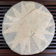 Carica l'immagine nel visualizzatore di Gallery, 2014 "Yi Wu Zheng Shan" (Yiwu Mountain) Cake 357g Puerh Raw Tea Sheng Cha