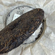 Carica l'immagine nel visualizzatore di Gallery, 2014 "Yi Wu Zheng Shan" (Yiwu Mountain) Cake 357g Puerh Raw Tea Sheng Cha
