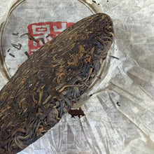 Carica l'immagine nel visualizzatore di Gallery, Early 2010s "Yi Wu Gu Shu" (Yiwu Old Tree) Cake 357g Puerh Raw Tea Sheng Cha