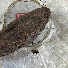 Carica l'immagine nel visualizzatore di Gallery, Early 2010s "Yi Wu Gu Shu" (Yiwu Old Tree) Cake 357g Puerh Raw Tea Sheng Cha