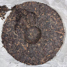 Load image into Gallery viewer, 2010 DaYi "Gao Shan Yun Xiang" (High Mountain Aroma &amp; Imagery) Cake 357g Puerh Shou Cha Ripe Tea