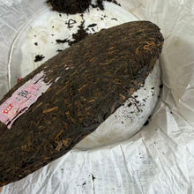 Load image into Gallery viewer, 2021 DaYi "Long Zhu" (Dragon Pillar) Cake 357g Puerh Shou Cha Ripe Tea, 1st Batch