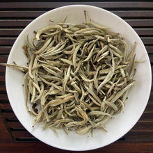 Laden Sie das Bild in den Galerie-Viewer, 2023 Spring White Tea &quot;Da Bai Ya - Yue Guang Bai&quot; (Giant White Bud - Moonlight) A++ Grade, Loose Leaf Tea, JingGu BaiCha, YunNan Province.