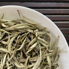 Carica l&#39;immagine nel visualizzatore di Gallery, 2023 Spring White Tea &quot;Da Bai Ya - Yue Guang Bai&quot; (Giant White Bud - Moonlight) A++ Grade, Loose Leaf Tea, JingGu BaiCha, YunNan Province.