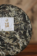 Charger l&#39;image dans la galerie, 2023 XiaGuan &quot;Yu Tu - Gu Shu&quot; (Jade Rabbit - Old Tree) White Tea Iron Cake, Gift Boxed 260g Jinggu, Yunnan